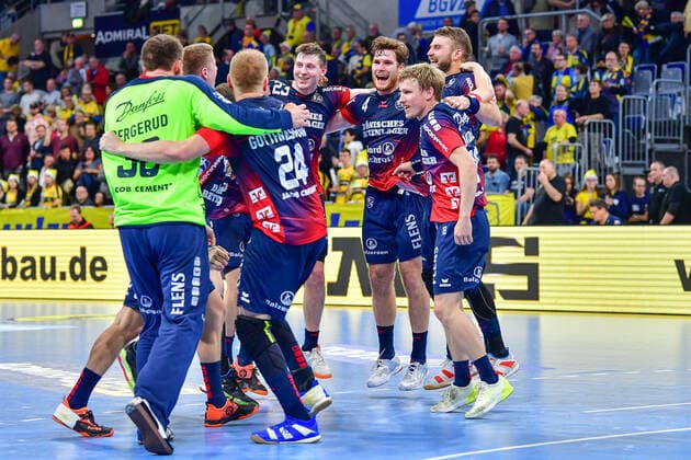LIQUI MOLY Handball-Bundesliga 2019 2020 21.12.2019 Rhein-Neckar-Löwen - SG Flensburg-Handewitt, SAP-Arena Mannheim Die SG Flensburg-Handewitt jubelt nach dem Abpfiff. Jubel Auswärtssieg Emotionen, 21.12.2019, Mannheim (Deutschland), Handball, Bundesliga, Rhein-Neckar Löwen - SG Flensburg-Handewitt