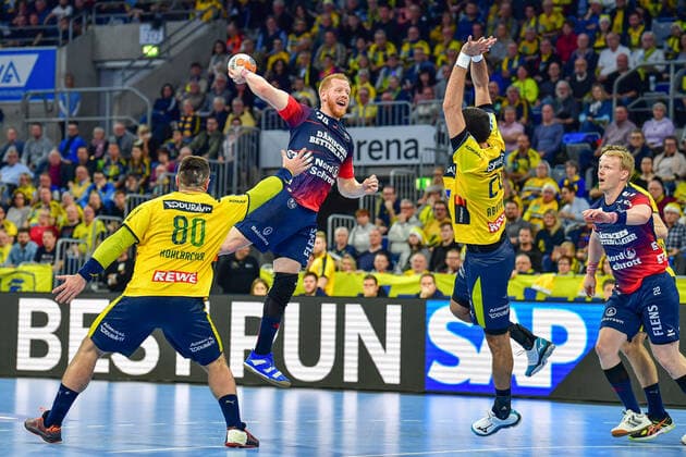 LIQUI MOLY Handball-Bundesliga 2019 2020 21.12.2019 Rhein-Neckar-Löwen - SG Flensburg-Handewitt, SAP-Arena Mannheim Jannik Kohlbacher (RNL, 80) Jim Gottfridsson (SG Flensburg-Handewitt, 24) Ilija Abutovic (RNL, 20) Action Torwurf Abwehr Angriff Sprungwurf, 21.12.2019, Mannheim (Deutschland), Handball, Bundesliga, Rhein-Neckar Löwen - SG Flensburg-Handewitt