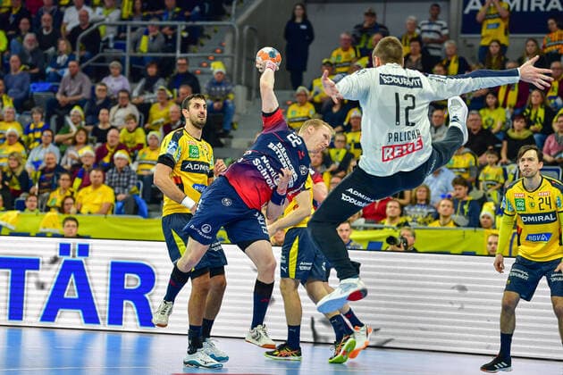 LIQUI MOLY Handball-Bundesliga 2019 2020 21.12.2019 Rhein-Neckar-Löwen - SG Flensburg-Handewitt, SAP-Arena Mannheim Anders Zachariassen (SG Flensburg-Handewitt, 22) Andreas Palicka (Torwart, RNL, 12) Torwurf Action Torwart Tor, 21.12.2019, Mannheim (Deutschland), Handball, Bundesliga, Rhein-Neckar Löwen - SG Flensburg-Handewitt