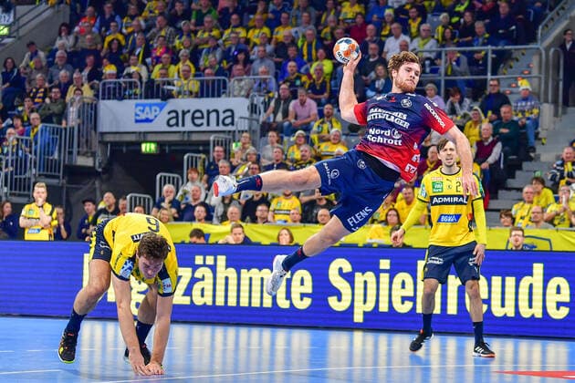 LIQUI MOLY Handball-Bundesliga 2019 2020 21.12.2019 Rhein-Neckar-Löwen - SG Flensburg-Handewitt, SAP-Arena Mannheim Johannes Golla (SG Flensburg-Handewitt, 4) Torwurf Action Steilangriff, 21.12.2019, Mannheim (Deutschland), Handball, Bundesliga, Rhein-Neckar Löwen - SG Flensburg-Handewitt