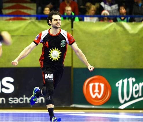 In Jubelpose: Peter Strosack (Lübbecke) Handball 2.Liga 2019 20 EHV Aue - TuS N-Lübbecke 26:26 am 21.12.2019 EHV Aue - TuS N.Lübbecke