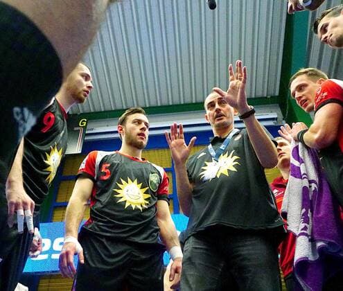 Trainer Emir Kurtagic (Lübbecke) gibt Anweisungen , links Dominik Ebner (Lübbecke) und Jo-Gerrit Genz (Lübbecke) , rechts Patryk Walczak (Lübbecke) Handball 2.Liga 2019 20 EHV Aue - TuS N-Lübbecke 26:26 am 21.12.2019 EHV Aue - TuS N.Lübbecke