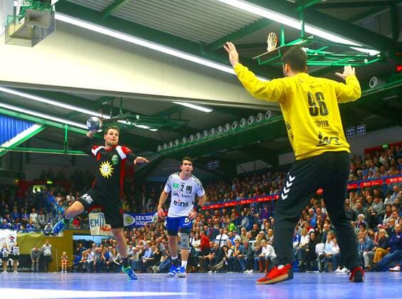 Jens Bechtloff (Lübbecke) , rechts Torhüter Eric Töpfer (Aue) Handball 2.Liga 2019 20 EHV Aue - TuS N-Lübbecke 26:26 am 21.12.2019 EHV Aue - TuS N.Lübbecke