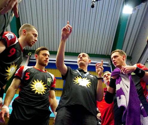 Trainer Emir Kurtagic (Lübbecke) gibt Anweisungen , links Dominik Ebner (Lübbecke) und Jo-Gerrit Genz (Lübbecke) , rechts Patryk Walczak (Lübbecke) Handball 2.Liga 2019 20 EHV Aue - TuS N-Lübbecke 26:26 am 21.12.2019 EHV Aue - TuS N.Lübbecke