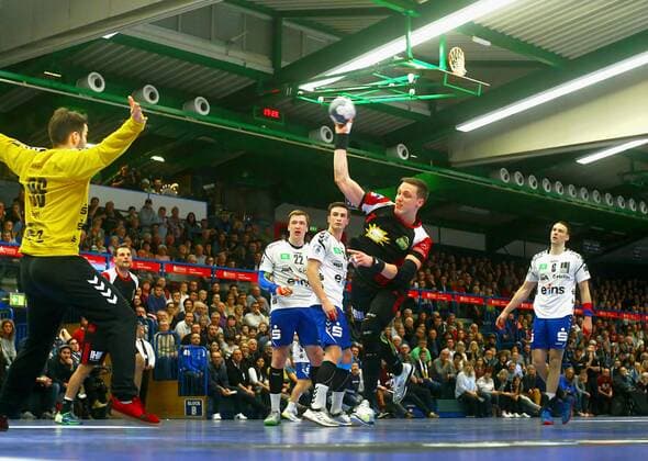 Patryk Walczak (Lübbecke) überwindet Torhüter Eric Töpfer (Aue) - sein einziger Treffer in diesem Spiel Handball 2.Liga 2019 20 EHV Aue - TuS N-Lübbecke 26:26 am 21.12.2019 EHV Aue - TuS N.Lübbecke