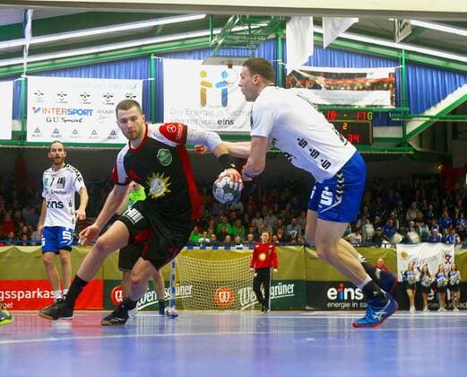 Dominik Ebner (Lübbecke) , rechts Kevin Roch (Aue) Handball 2.Liga 2019 20 EHV Aue - TuS N-Lübbecke 26:26 am 21.12.2019 EHV Aue - TuS N.Lübbecke