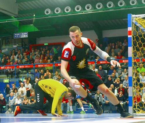 Dominik Ebner (Lübbecke) dreht nach einem seiner drei Treffer ab, dahinter Torhüter Eric Töpfer (Aue) Handball 2.Liga 2019 20 EHV Aue - TuS N-Lübbecke 26:26 am 21.12.2019 EHV Aue - TuS N.Lübbecke
