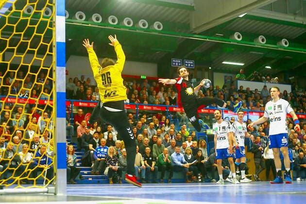 Peter Strosack (Lübbecke) überwindet Torhüter Eric Töpfer (Aue) Handball 2.Liga 2019 20 EHV Aue - TuS N-Lübbecke 26:26 am 21.12.2019 EHV Aue - TuS N.Lübbecke