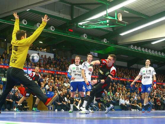 Patryk Walczak (Lübbecke) überwindet Torhüter Eric Töpfer (Aue) Handball 2.Liga 2019 20 EHV Aue - TuS N-Lübbecke 26:26 am 21.12.2019 EHV Aue - TuS N.Lübbecke