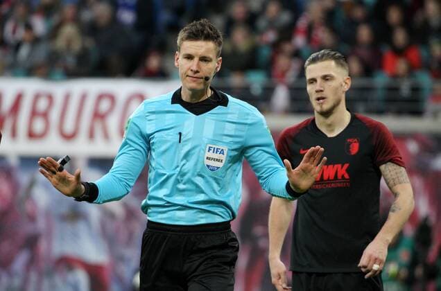 GER, 1. FBL, RasenBallsport Leipzig vs FC Augsburg 21.12.2019 , Leipzig, Red Bull Arena, GER, 1.FBL, Saison 2019 2020, 17. Spieltag, RasenBallsport Leipzig vs FC Augsburg im Bild Schiedsrichter Daniel Siebert gibt Anweisungen, dahinter Jeffrey Gouweleeuw (Augsburg) DFL regulations prohibit any use of photographs as image sequences and or quasi-video