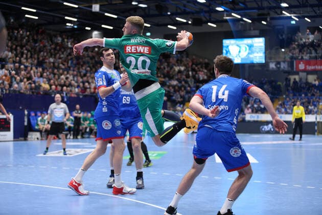 v.l. Isaias Guardiola (TBV Lemgo Lippe 7), Philipp Weber (SC DHfK Leipzig 20), Bobby Schagen (TBV Lemgo Lippe 14) GER, Handball, 1. Bundesliga, TBV Lemgo Lippe gegen SC DHfK Leipzig, 21.12.2019 Lemgo Copyright: xStrohdiekx Eibner-Pressefotox EP_jsk