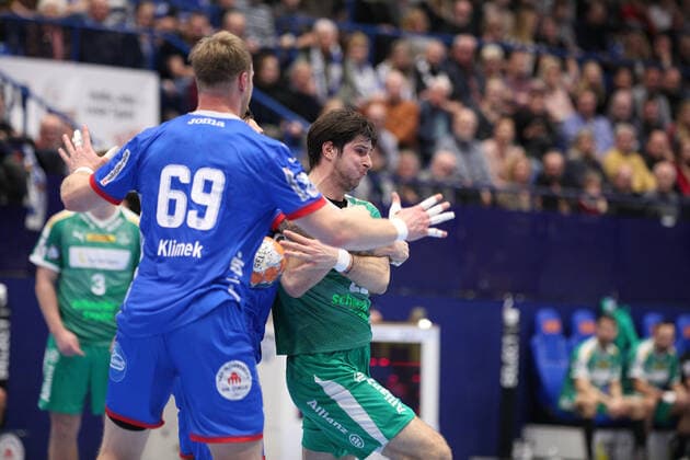 v.l. Christian Klimek (TBV Lemgo Lippe 69), Isaias Guardiola (TBV Lemgo Lippe 7)(verdeckt), Marko Mamic (SC DHfK Leipzig 22) GER, Handball, 1. Bundesliga, TBV Lemgo Lippe gegen SC DHfK Leipzig, 21.12.2019 Lemgo Copyright: xStrohdiekx Eibner-Pressefotox EP_jsk