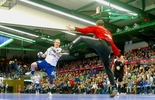 Bengt Bornhorn (Aue) überwindet Torhüter Peter Tatai (Lübbecke) per Siebenmeter. Handball 2.Liga 2019 20 EHV Aue - TuS N-Lübbecke 26:26 am 21.12.2019 EHV Aue - TuS N.Lübbecke