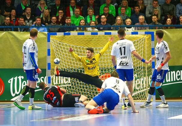 Torhüter Eric Töpfer (Aue) pariert den Wurf von Moritz Schade (Lübbecke) Handball 2.Liga 2019 20 EHV Aue - TuS N-Lübbecke 26:26 am 21.12.2019 EHV Aue - TuS N.Lübbecke