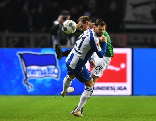 Fussball, Herren, 1. Bundesliga, Saison 2019 20, (17. Spieltag), Hertha BSC - Borussia Mönchengladbach, vorn Marvin Plattenhardt (Hertha BSC), Tony Jantschke (Borussia Mönchengladbach), 21.12. 2019, *** Football, men, 1 Bundesliga, season 2019 20, 17 matchday , Hertha BSC Borussia Mönchengladbach, in front Marvin Plattenhardt Hertha BSC , Tony Jantschke Borussia Mönchengladbach , 21 12 2019, Copyright: xMatthiasxKochx