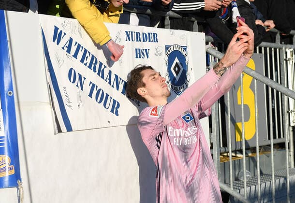 21.12.2019, xblx, Fussball 2.Bundesliga, SV Darmstadt 98 - Hamburger SV emspor, v.l. Adrian Fein (Hamburg, HSV, Hamburger SV) macht Selfie mit Fans (DFL DFB REGULATIONS PROHIBIT ANY USE OF PHOTOGRAPHS as IMAGE SEQUENCES and or QUASI-VIDEO) Darmstadt