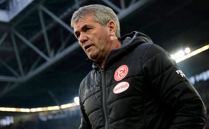 Fussball, Bundesliga, Deutschland, Herren, Saison 2019 2020, 17. Spieltag, Merkur-Spiel-Arena Düsseldorf, Fortuna Düsseldorf, F95 (weiss) - FC Union Berlin (blau); Cheftrainer Friedhelm Funkel (F95). Einzelbild, Portrait, Porträt. DFB DFL REGULATIONS PROHIBIT ANY USE OF PHOTOGRAPHS AS IMAGE SEQUENCES AND OR QUASI-VIDEO *** Soccer, Bundesliga, Germany, Men, Season 2019 2020, 17 Matchday, Merkur Spiel Arena Düsseldorf, Fortuna Düsseldorf, F95 white FC Union Berlin blue Head Coach Friedhelm Funkel F95 Single Image, Portrait, Portrait DFB DFL REGULATIONS PROHIBIT ANY USE OF PHOTOGRAPHS AS IMAGE SEQUENCES AND OR QUASI VIDEO