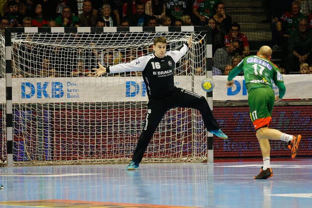 22.12.2019, xgox, Handball Liqui Moly HBL, SC Magdeburg - MT Melsungen emspor, v.l. Tim Hornke (Magdeburg, 17 wirft Tor, Torschuetze, erzielt Tor, Treffer, scores the goal Siebenmeter GETEC Arena