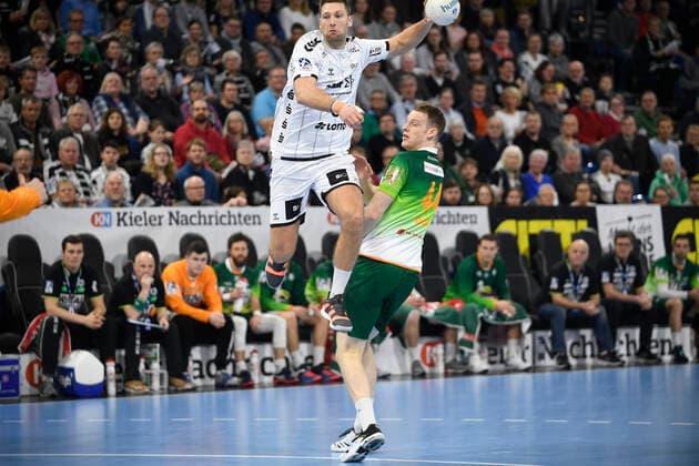 Harald Reinkind (THW Kiel, 6) gegen Lenny Rubin (Wetzlar, 44), Handball-Bundesliga, Liqui-Moly-HBL, Männer, 18. Spieltag, THW Kiel vs HSG Wetzlar, 22.12.19 Kiel Sparkassen Arena Schleswig-Holstein Germany