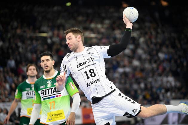 Niclas Ekberg (THW Kiel, 18) vor Stefan Cavor (Wetzlar, 77), Handball-Bundesliga, Liqui-Moly-HBL, Männer, 18. Spieltag, THW Kiel vs HSG Wetzlar, 22.12.19 Kiel Sparkassen Arena Schleswig-Holstein Germany