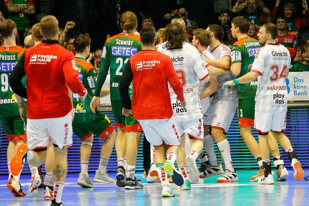 22.12.2019, xgox, Handball Liqui Moly HBL, SC Magdeburg - MT Melsungen emspor, v.l. Spieler beider Teams geraten aneinander, Zweikampf, Duell, Kampf, tackle GETEC Arena