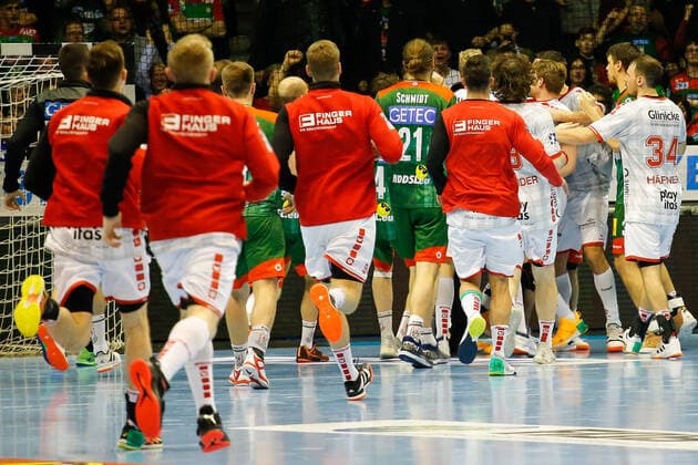 22.12.2019, xgox, Handball Liqui Moly HBL, SC Magdeburg - MT Melsungen emspor, v.l. Spieler beider Teams geraten aneinander, Zweikampf, Duell, Kampf, tackle GETEC Arena