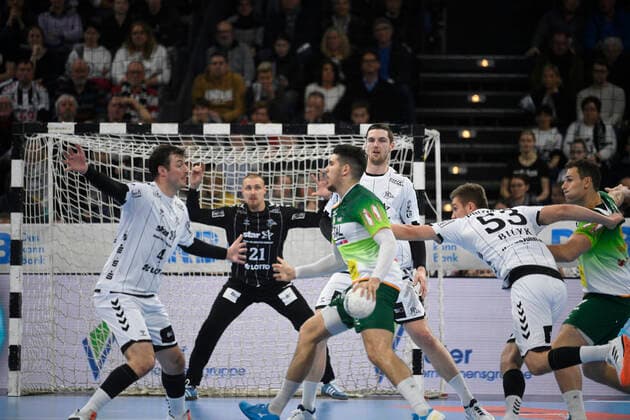 Stefan Cavor (Wetzlar, 77) vor der THW-Abwehr, Handball-Bundesliga, Liqui-Moly-HBL, Männer, 18. Spieltag, THW Kiel vs HSG Wetzlar, 22.12.19 Kiel Sparkassen Arena Schleswig-Holstein Germany
