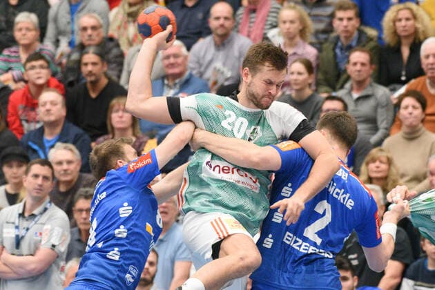 Fabian Boehm (TSV Hannover-Burgdorf 20) gegen Gregor Thomann (HBW Balingen-Weilstetten 8) und Rene Zobel (HBW Balingen-Weilstetten 2) Handball, Maenner, DKB , LIQUI MOLY Handball Bundesliga, 22.12.2019, Foto:TBaur Eibner HBW Balingen-Weilstetten vs. TSV Hannover-Burgdorf Balingen Copyright: xBaur xEibner-Pressefotox EP_Toba