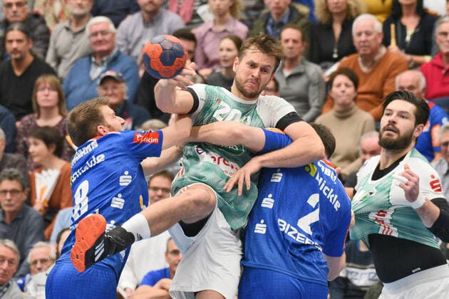 Fabian Boehm (TSV Hannover-Burgdorf 20) gegen Gregor Thomann (HBW Balingen-Weilstetten 8) und Rene Zobel (HBW Balingen-Weilstetten 2) Handball, Maenner, DKB , LIQUI MOLY Handball Bundesliga, 22.12.2019, Foto:TBaur Eibner HBW Balingen-Weilstetten vs. TSV Hannover-Burgdorf Balingen Copyright: xBaur xEibner-Pressefotox EP_Toba