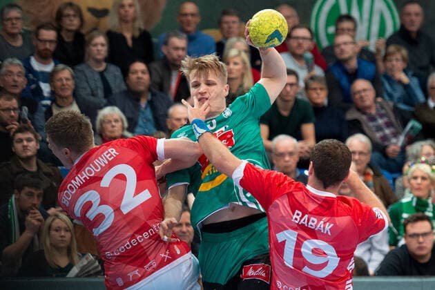 Minden, Deutschland 22.12.2019: 1. Handball-Bundesliga - 2019 2020 - GWD Minden vs. Bergischer HC (L-R) Jeffrey Boomhouwer (Bergischer HC), Christoph Reißky (Minden), Tomas Babak (Bergischer HC) Minden Nordrhein-Westfalen Deutschland Kampa Halle