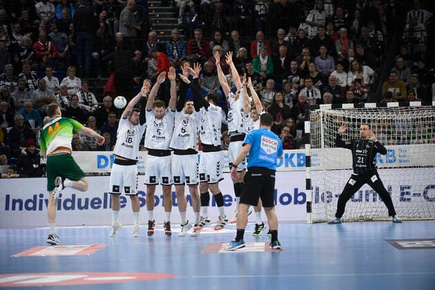 Lenny Rubin (Wetzlar, 44) wirft in den Kieler Block, Handball-Bundesliga, Liqui-Moly-HBL, Männer, 18. Spieltag, THW Kiel vs HSG Wetzlar, 22.12.19 Kiel Sparkassen Arena Schleswig-Holstein Germany