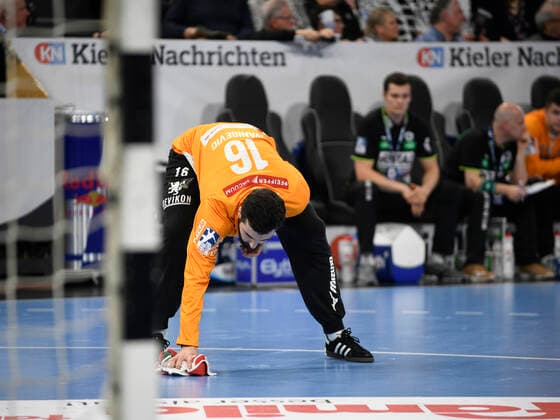 Saubermann: Tibor Ivanisevic (Wetzlar, 16), Handball-Bundesliga, Liqui-Moly-HBL, Männer, 18. Spieltag, THW Kiel vs HSG Wetzlar, 22.12.19 Kiel Sparkassen Arena Schleswig-Holstein Germany