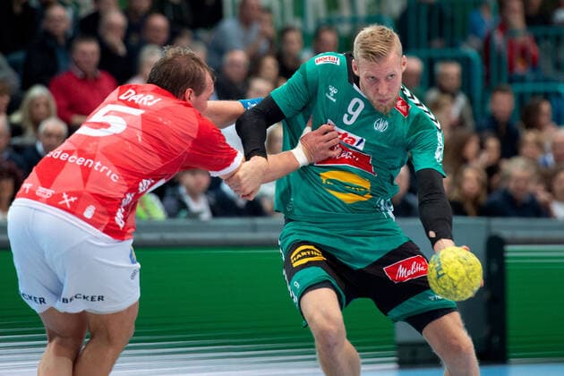 Minden, Deutschland 22.12.2019: 1. Handball-Bundesliga - 2019 2020 - GWD Minden vs. Bergischer HC (L-R) Max Darj (Bergischer HC), Christoffer Rambo (Minden) Minden Nordrhein-Westfalen Deutschland Kampa Halle