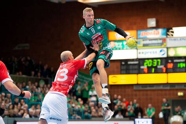 Minden, Deutschland 22.12.2019: 1. Handball-Bundesliga - 2019 2020 - GWD Minden vs. Bergischer HC (L-R) Kristian Nippes (Bergischer HC), Christoffer Rambo (Minden) Minden Nordrhein-Westfalen Deutschland Kampa Halle