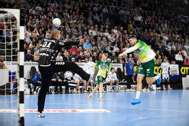 Das 11:17 durch Stefan Cavor (Wetzlar, 77) gegen Dario Quenstedt (THW Kiel, 21), Handball-Bundesliga, Liqui-Moly-HBL, Männer, 18. Spieltag, THW Kiel vs HSG Wetzlar, 22.12.19 Kiel Sparkassen Arena Schleswig-Holstein Germany