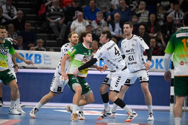 Domagoj Duvnjak (THW Kiel, 4) gegen Olle Forsell Schefvert (Wetzlar, 25), Handball-Bundesliga, Liqui-Moly-HBL, Männer, 18. Spieltag, THW Kiel vs HSG Wetzlar, 22.12.19 Kiel Sparkassen Arena Schleswig-Holstein Germany