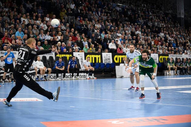 Maximilian Holst (Wetzlar, 21) per Siebenmeter gegen Dario Quenstedt (THW Kiel, 21), Handball-Bundesliga, Liqui-Moly-HBL, Männer, 18. Spieltag, THW Kiel vs HSG Wetzlar, 22.12.19 Kiel Sparkassen Arena Schleswig-Holstein Germany