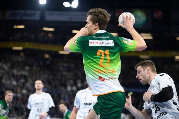 Emil Fred Öfors (Wetzlar, 21) gegen Niclas Ekberg (THW Kiel, 18), Handball-Bundesliga, Liqui-Moly-HBL, Männer, 18. Spieltag, THW Kiel vs HSG Wetzlar, 22.12.19 Kiel Sparkassen Arena Schleswig-Holstein Germany