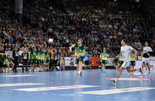 Anton Lindskog (Wetzlar, 66) trifft ins leere THW-Tor, Handball-Bundesliga, Liqui-Moly-HBL, Männer, 18. Spieltag, THW Kiel vs HSG Wetzlar, 22.12.19 Kiel Sparkassen Arena Schleswig-Holstein Germany