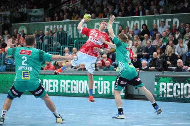 v.l. Magnus Gullerud (TSV GWD Minden 21), Linus Arnesson (Bergischer HC 24), Christoph Reissky (TSV GWD Minden 43) GER, Handball, 1. Bundesliga, TSV GWD Minden gegen Bergischer HC, 22.12.2019 Minden Copyright: xStrohdiekx Eibner-Pressefotox EP_jsk