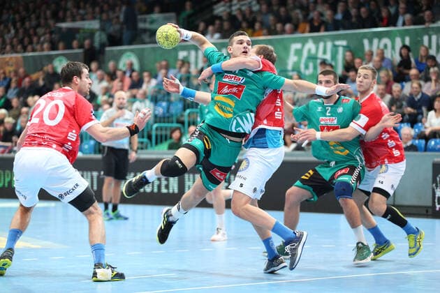 v.l. Csaba Szuecs (Bergischer HC 20), Aliaksandr Padshyvalau (TSV GWD Minden 17), Max Darj (Bergischer HC 5) GER, Handball, 1. Bundesliga, TSV GWD Minden gegen Bergischer HC, 22.12.2019 Minden Copyright: xStrohdiekx Eibner-Pressefotox EP_jsk
