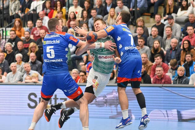 Fabian Boehm (TSV Hannover-Burgdorf 20) gegen Romas Kirveliavicius (HBW Balingen-Weilstetten 5) und Jannik Hausmann (HBW Balingen-Weilstetten 7) Handball, Maenner, DKB , LIQUI MOLY Handball Bundesliga, 22.12.2019, Foto:TBaur Eibner HBW Balingen-Weilstetten vs. TSV Hannover-Burgdorf Balingen Copyright: xBaur xEibner-Pressefotox EP_Toba