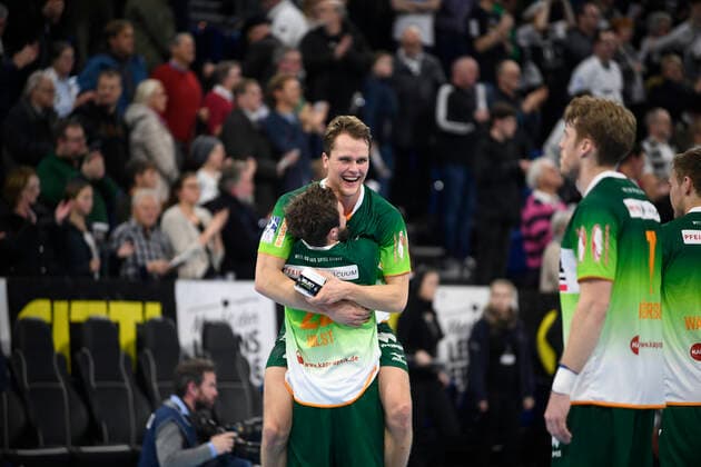 Emil Fred Öfors (Wetzlar, 21) feiert den A>Auswärtssieg mit Maximilian Holst (Wetzlar, 21), Handball-Bundesliga, Liqui-Moly-HBL, Männer, 18. Spieltag, THW Kiel vs HSG Wetzlar, 22.12.19 Kiel Sparkassen Arena Schleswig-Holstein Germany