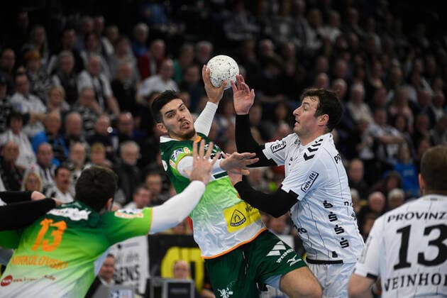 Stefan Cavor (Wetzlar, 77) gegen Domagoj Duvnjak (THW Kiel, 4), Handball-Bundesliga, Liqui-Moly-HBL, Männer, 18. Spieltag, THW Kiel vs HSG Wetzlar, 22.12.19 Kiel Sparkassen Arena Schleswig-Holstein Germany