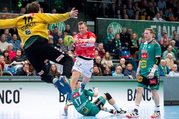 Minden, Deutschland 22.12.2019: 1. Handball-Bundesliga - 2019 2020 - GWD Minden vs. Bergischer HC (L-R) Malte Semisch (Minden), Jeffrey Boomhouwer (Bergischer HC) Minden Nordrhein-Westfalen Deutschland Kampa Halle
