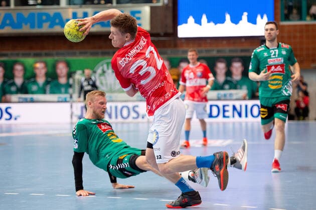 Minden, Deutschland 22.12.2019: 1. Handball-Bundesliga - 2019 2020 - GWD Minden vs. Bergischer HC (L-R) Christoffer Rambo (Minden), Jeffrey Boomhouwer (Bergischer HC) Minden Nordrhein-Westfalen Deutschland Kampa Halle
