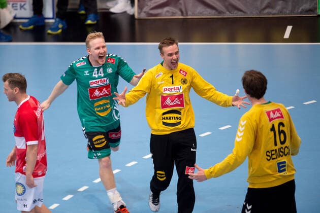 Minden, Deutschland 22.12.2019: 1. Handball-Bundesliga - 2019 2020 - GWD Minden vs. Bergischer HC Schlussjubel (Minden), (2L-R) Kevin Gulliksen (Minden), Espen Christensen (Minden), Malte Semisch (Minden) Minden Nordrhein-Westfalen Deutschland Kampa Halle