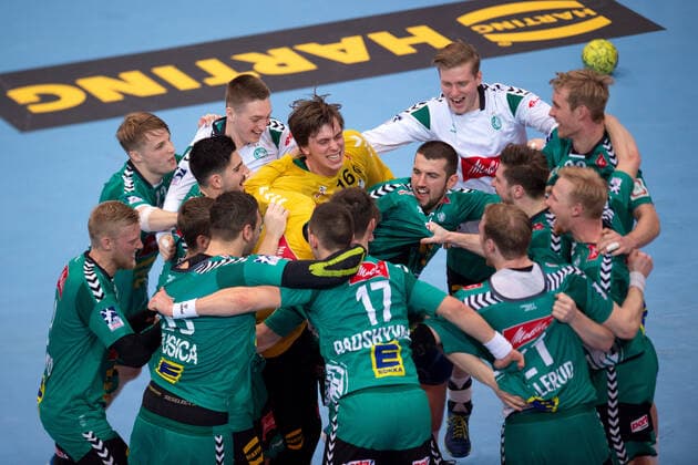 Minden, Deutschland 22.12.2019: 1. Handball-Bundesliga - 2019 2020 - GWD Minden vs. Bergischer HC Schlussjubel (Minden), (M) Malte Semisch (Minden), Lucas Meister (Minden) Minden Nordrhein-Westfalen Deutschland Kampa Halle