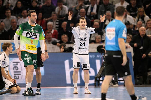 Foto : Verlierer Gesichter bei Kiel , hier ... Miha Zarabec (Kiel) Handball Herren 1. Bundesliga am So. 22.12.2019 THW Kiel - HSG Wetzlar 20 - 27