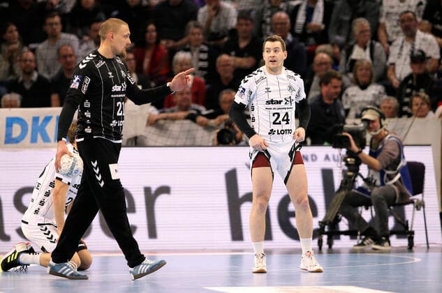 Foto : Verlierer Gesichter bei Kiel , hier ... Miha Zarabec (Kiel) und links ... Torhüter Dario Quenstedt Handball Herren 1. Bundesliga am So. 22.12.2019 THW Kiel - HSG Wetzlar 20 - 27